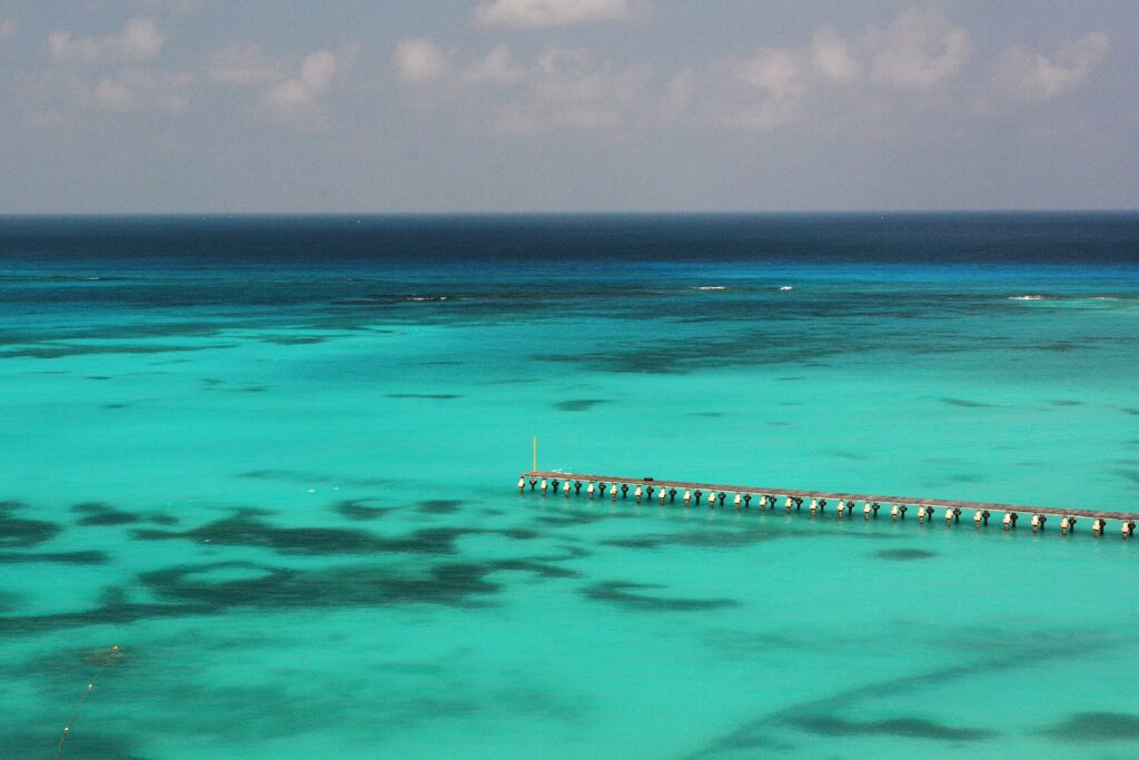 Playa de arena blanca y mar turquesa en Cancún, Caribe mexicano
