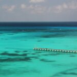 Playa de arena blanca y mar turquesa en Cancún, Caribe mexicano
