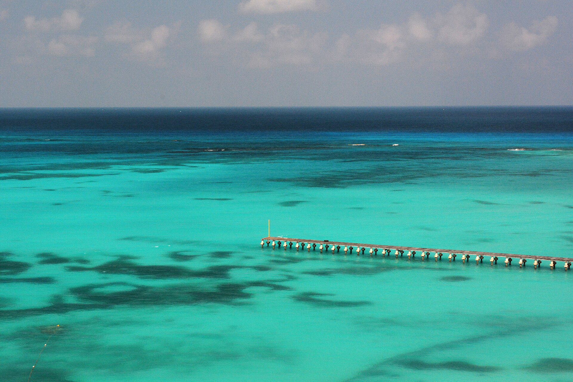 Playa de arena blanca y mar turquesa en Cancún, Caribe mexicano
