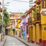 Calle colonial colorida en el Centro Histórico de Cartagena, Colombia