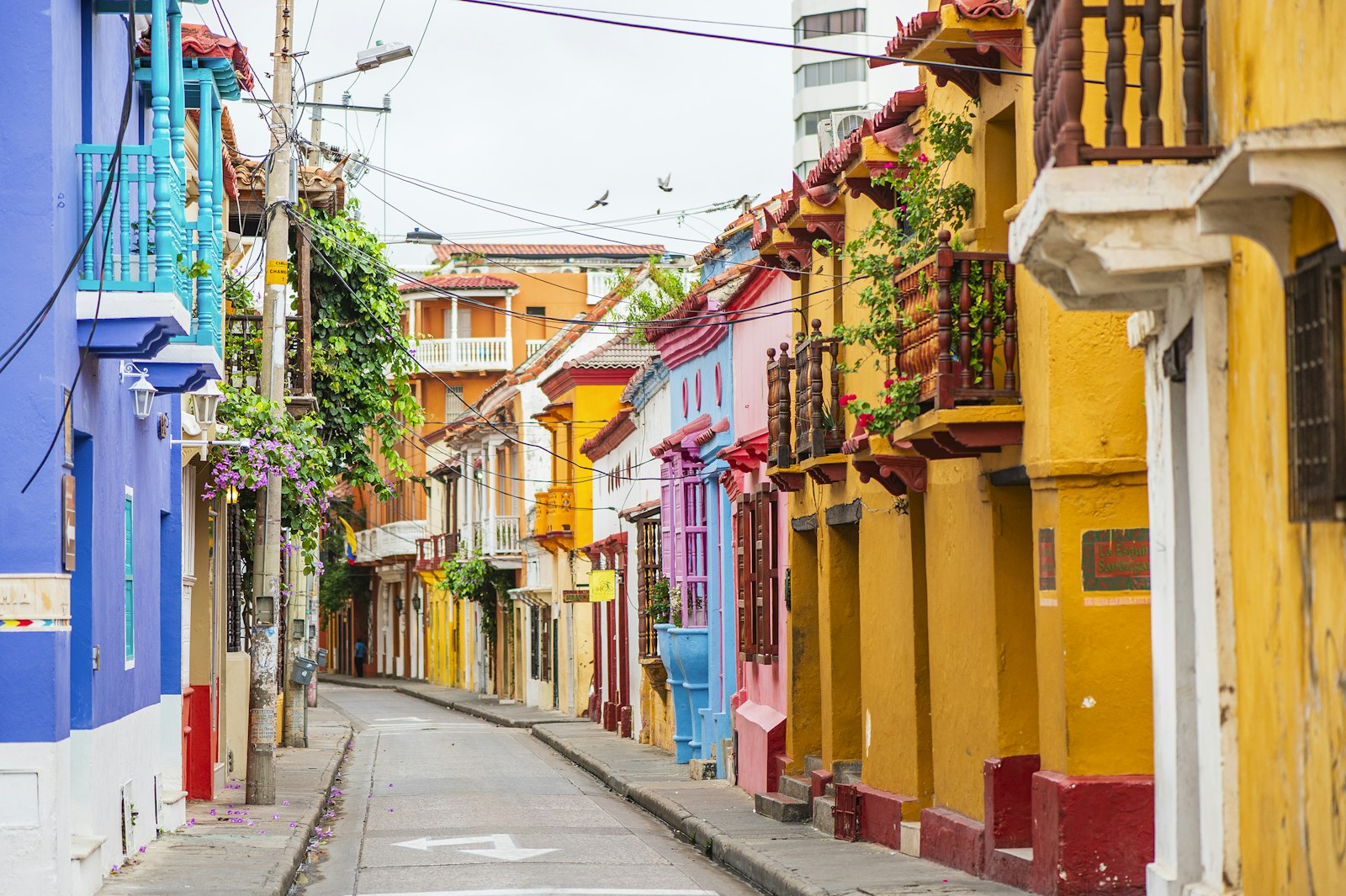 Calle colonial colorida en el Centro Histórico de Cartagena, Colombia