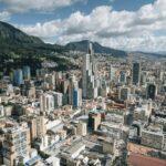 Vista urbana de Bogotá con cerros al fondo en día despejado