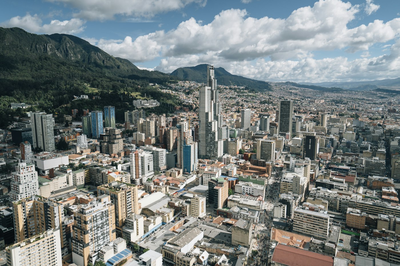 Vista urbana de Bogotá con cerros al fondo en día despejado