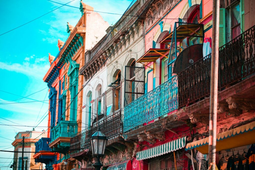 Fachadas coloridas y balcones de Caminito en La Boca, Buenos Aires