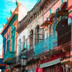 Fachadas coloridas y balcones de Caminito en La Boca, Buenos Aires