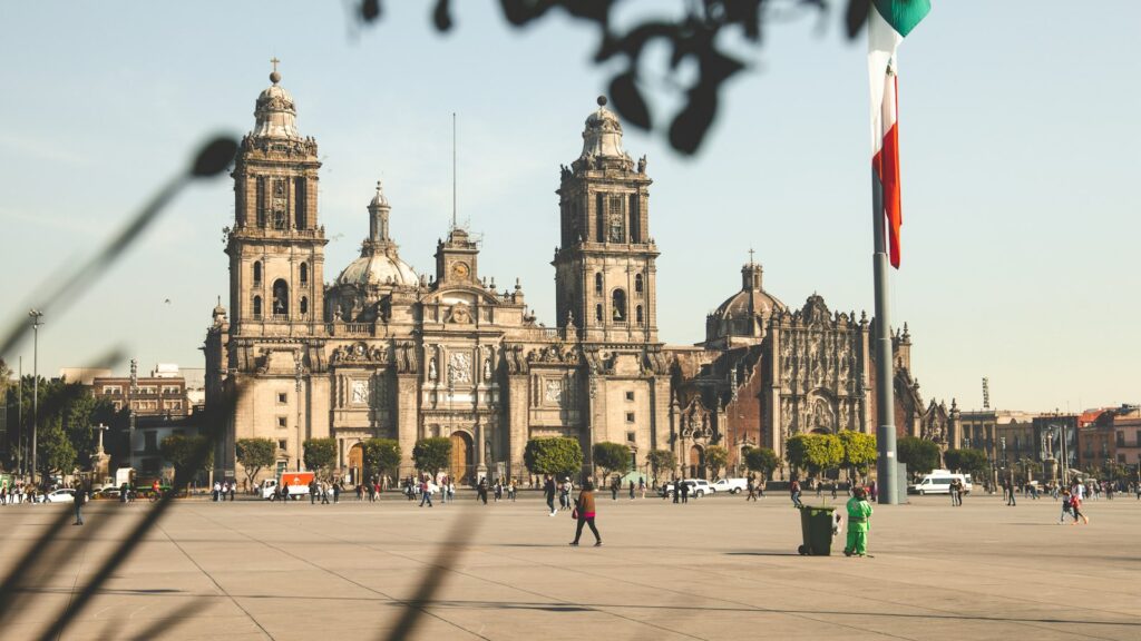 Catedral Metropolitana y Zócalo de la Ciudad de México en día soleado