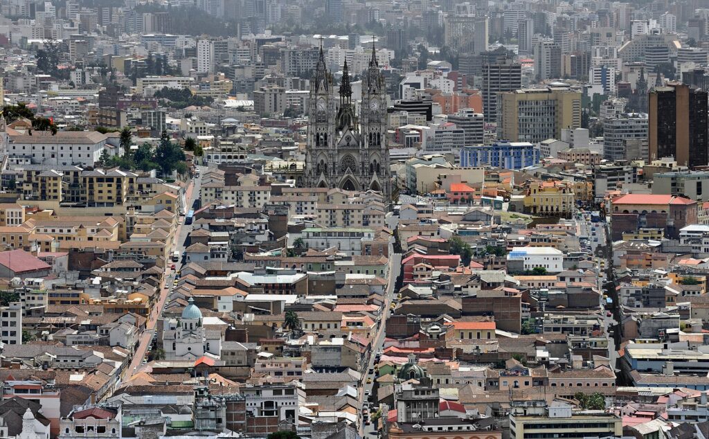 Centro histórico de Quito visto desde El Panecillo con skyline andino