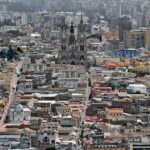 Centro histórico de Quito visto desde El Panecillo con skyline andino