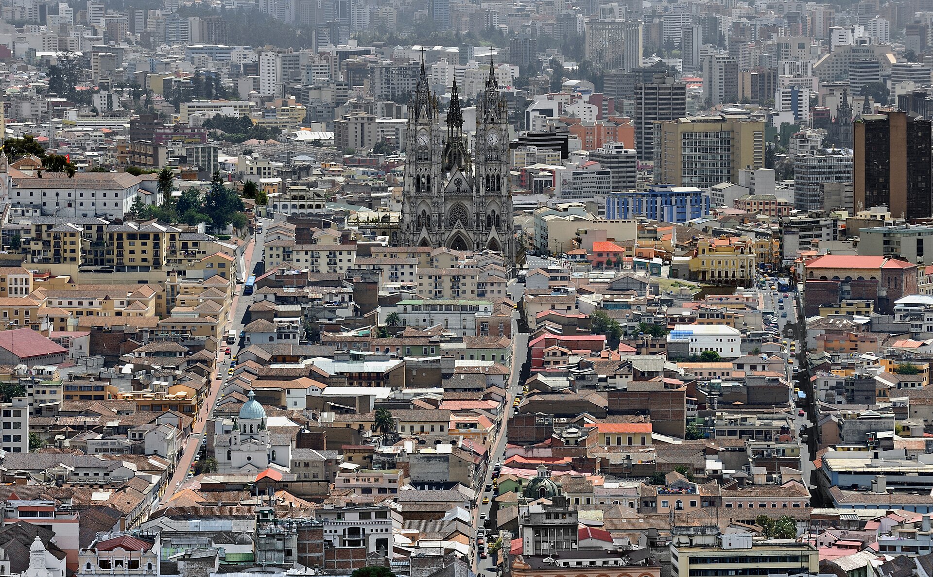 Centro histórico de Quito visto desde El Panecillo con skyline andino