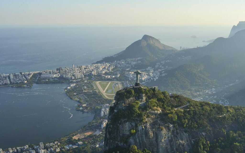 Vista panorámica de Río de Janeiro con bahía, morros y costa urbana al atardecer
