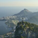 Vista panorámica de Río de Janeiro con bahía, morros y costa urbana al atardecer