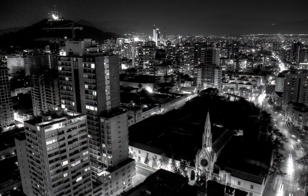 Skyline nocturno de Santiago de Chile visto desde un mirador urbano