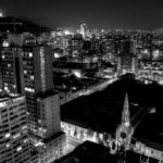 Skyline nocturno de Santiago de Chile visto desde un mirador urbano