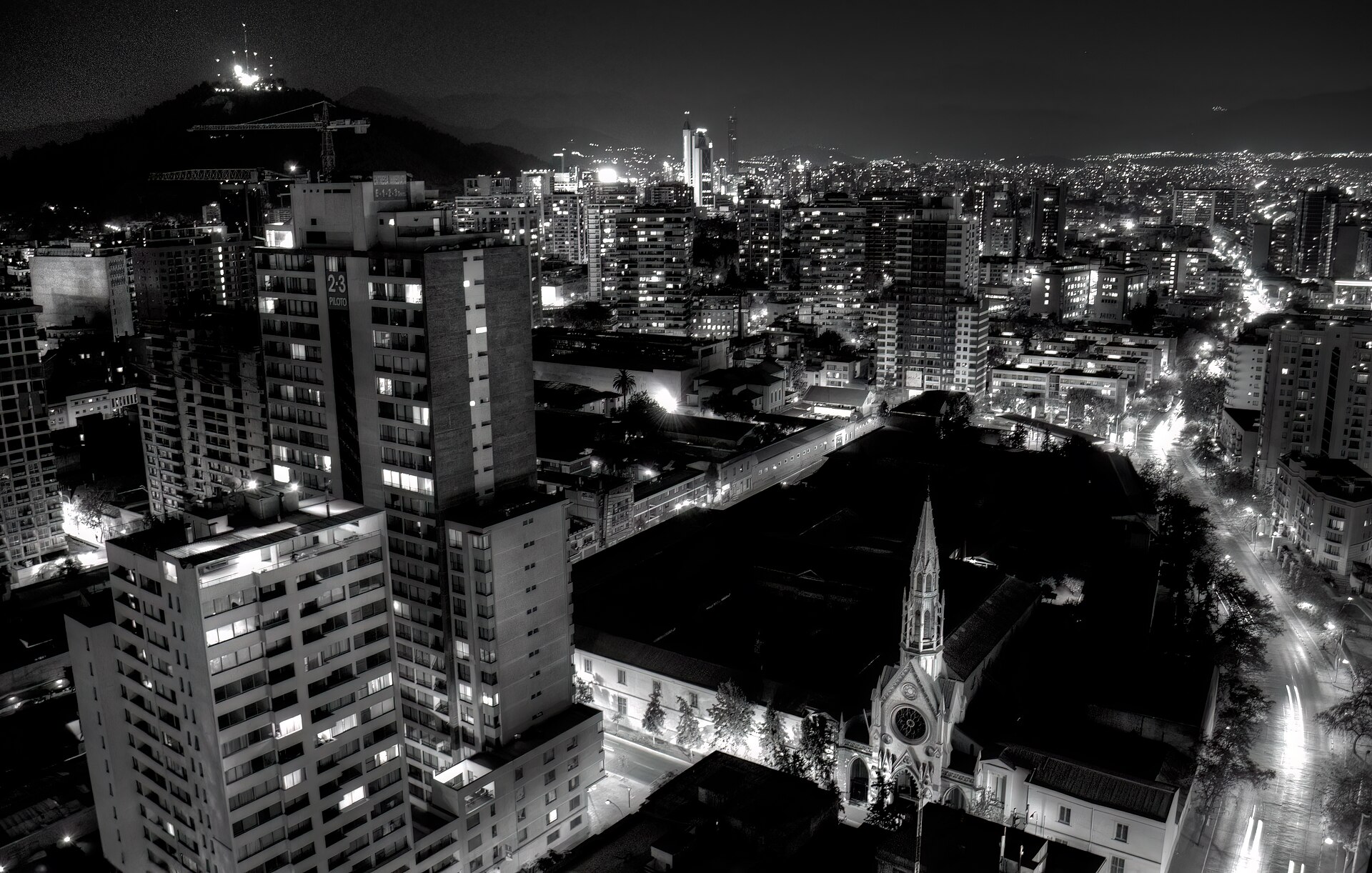 Skyline nocturno de Santiago de Chile visto desde un mirador urbano