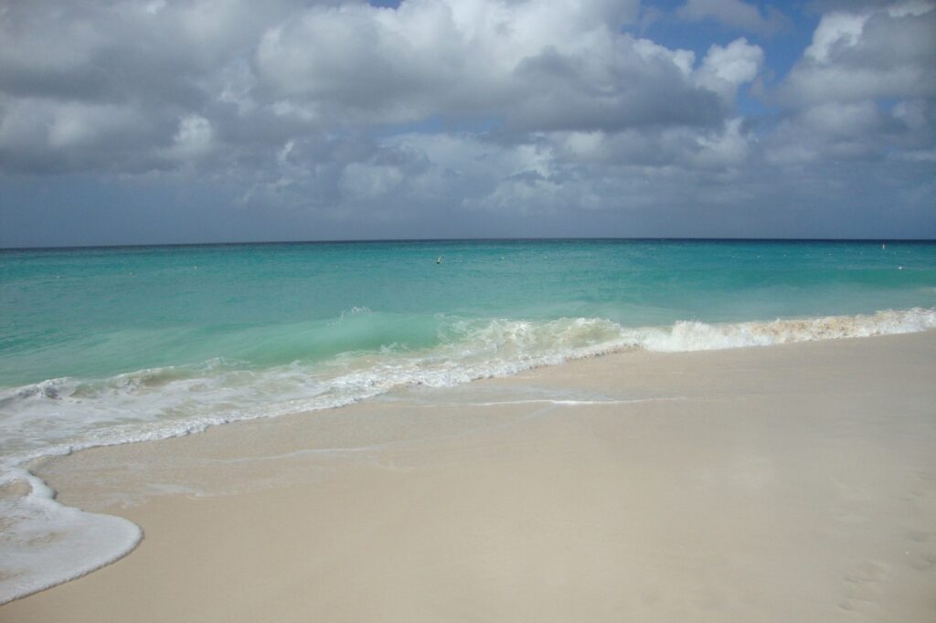 Eagle Beach en Aruba con arena clara, mar turquesa y horizonte bajo cielo azul