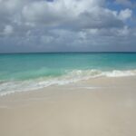 Eagle Beach en Aruba con arena clara, mar turquesa y horizonte bajo cielo azul