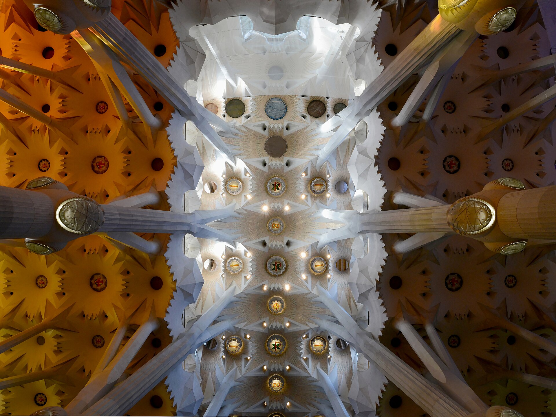 Barcelona desde Perú: techo de la Sagrada Família con bóvedas blancas, columnas ramificadas y luz amarilla