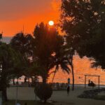 Playa de Negril en Jamaica con arena clara, mar turquesa y vegetación al fondo bajo cielo azul