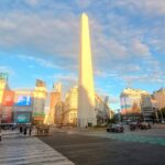 Obelisco de Buenos Aires, un destino al que puedes viajar con DNI desde Perú, con edificios y un cielo con nubes