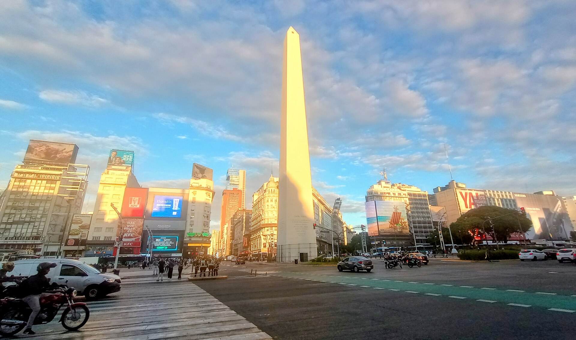 Obelisco de Buenos Aires, un destino al que puedes viajar con DNI desde Perú, con edificios y un cielo con nubes