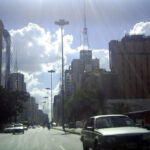 Avenida Paulista, destino al viajar a São Paulo desde Perú: edificios altos, torre de antenas y tráfico