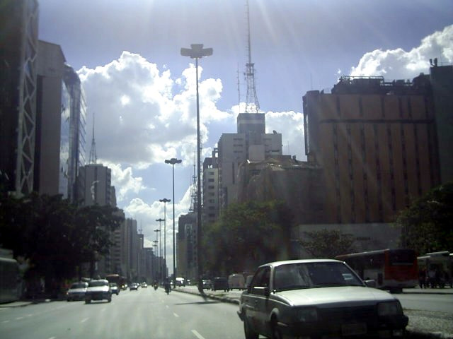 Avenida Paulista, destino al viajar a São Paulo desde Perú: edificios altos, torre de antenas y tráfico